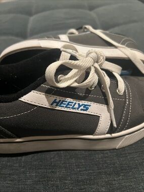 Heelys Gray and White Low-Top Sneakers with Blue Logo